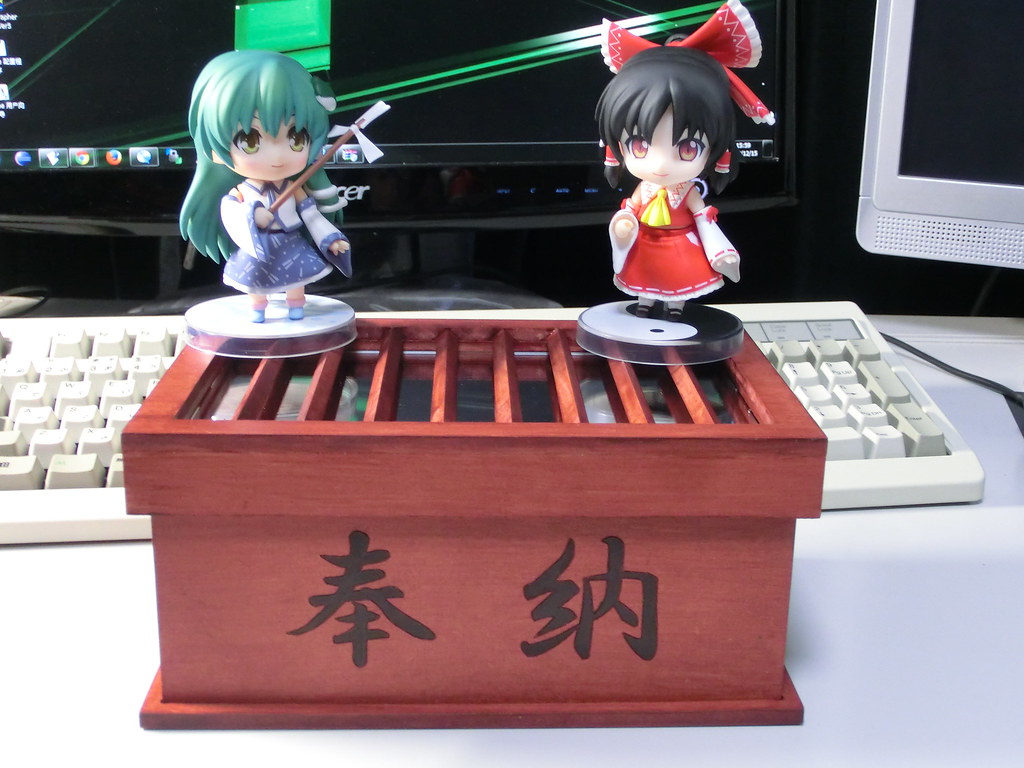 ねんどろいどと一緒に撮影した奥深い賽銭箱の完成外観