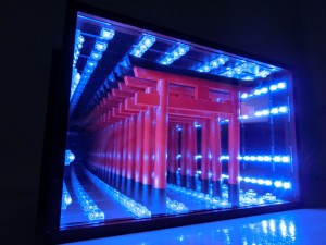 奥深い賽銭箱の内部