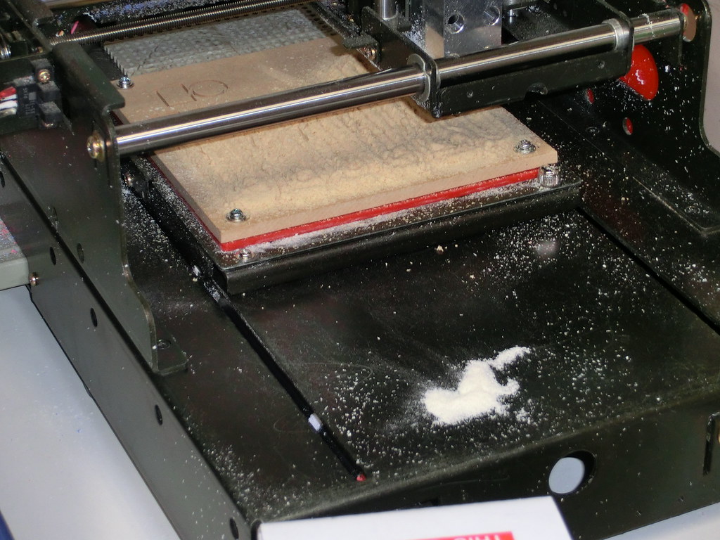 CNC フライスで切削している様子