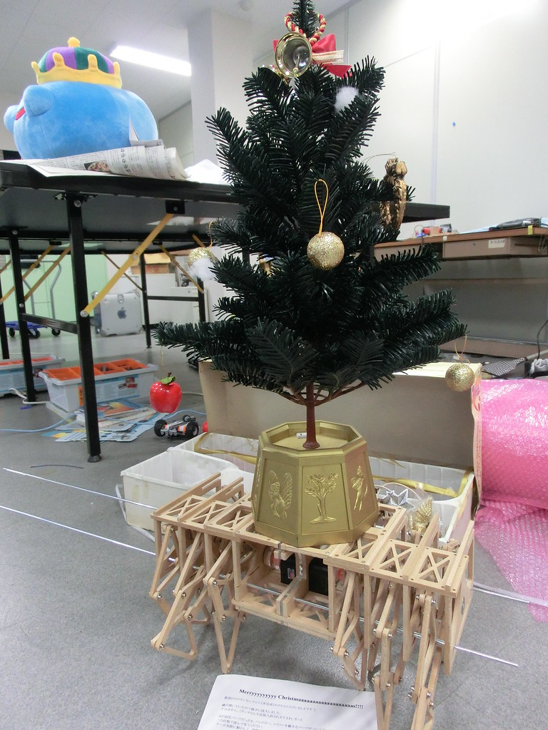 クリスマスツリーを載せて動かしている Wood Strand Beest